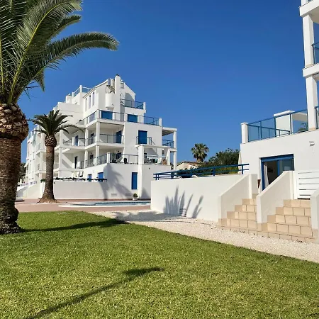 4 Personas, Amplias Terrazas Y 2oo Mt De La Playa *