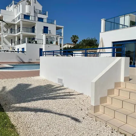 4 Personas, Amplias Terrazas Y 2oo Mt De La Playa