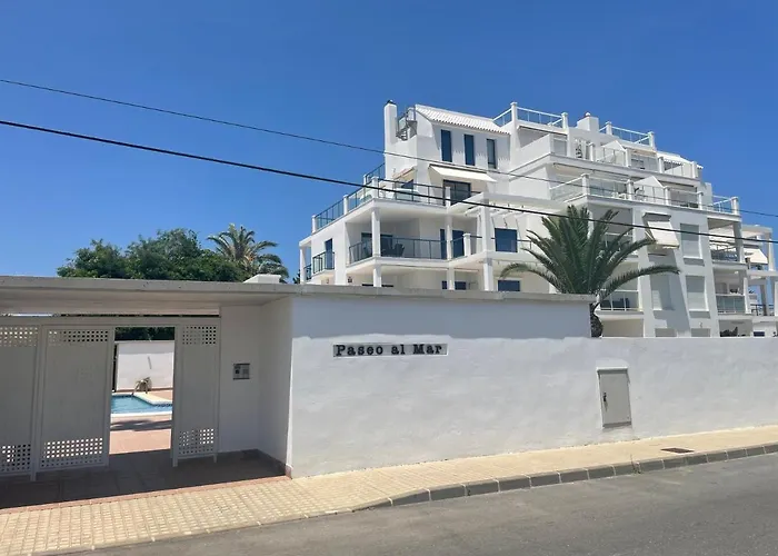 4 Personas, Amplias Terrazas Y 2oo Mt De La Playa *