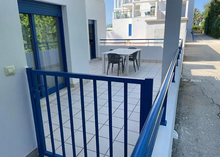 4 Personas, Amplias Terrazas Y 2oo Mt De La Playa *