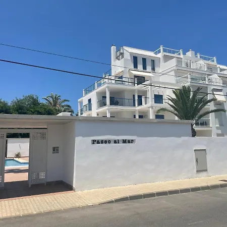 4 Personas, Amplias Terrazas Y 2oo Mt De La Playa *