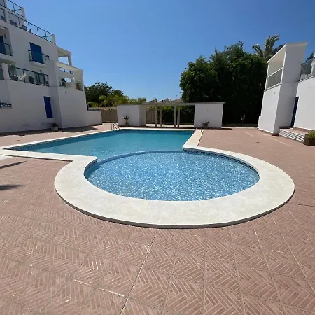 4 Personas, Amplias Terrazas Y 2oo Mt De La Playa