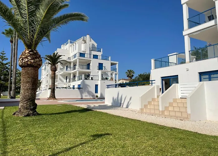 4 Personas, Amplias Terrazas Y 2oo Mt De La Playa *