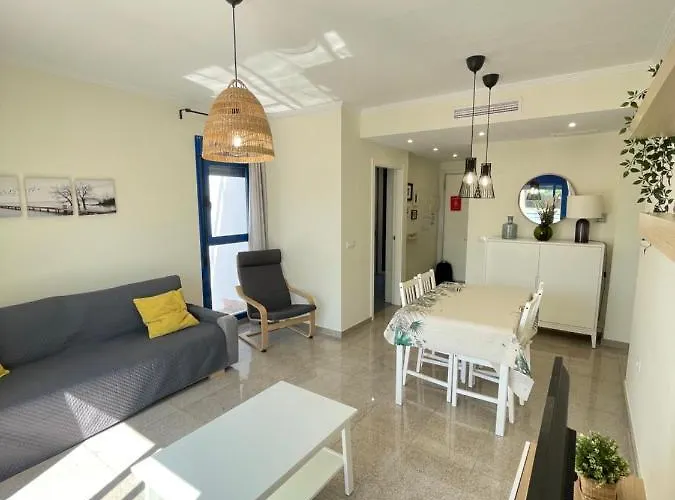 4 Personas, Amplias Terrazas Y 2oo Mt De La Playa *