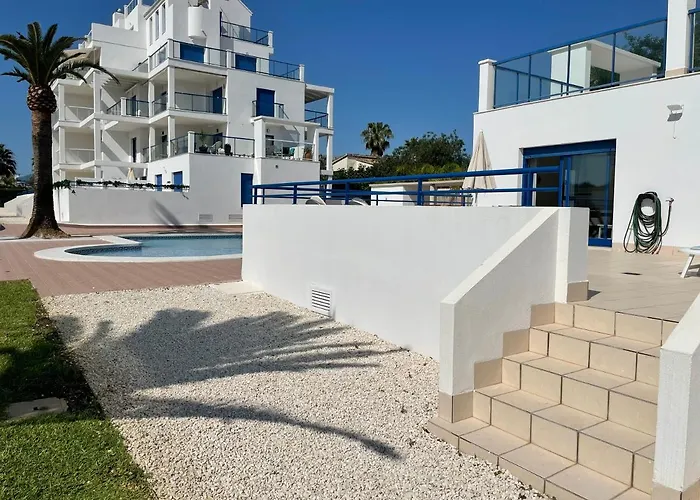 4 Personas, Amplias Terrazas Y 2oo Mt De La Playa