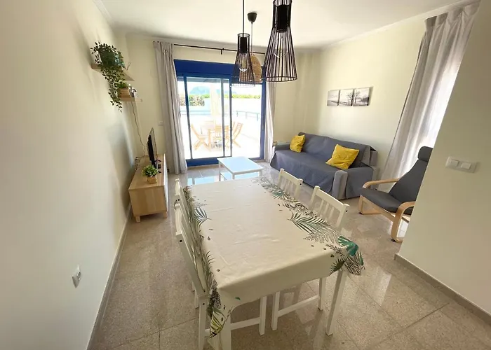 4 Personas, Amplias Terrazas Y 2oo Mt De La Playa *