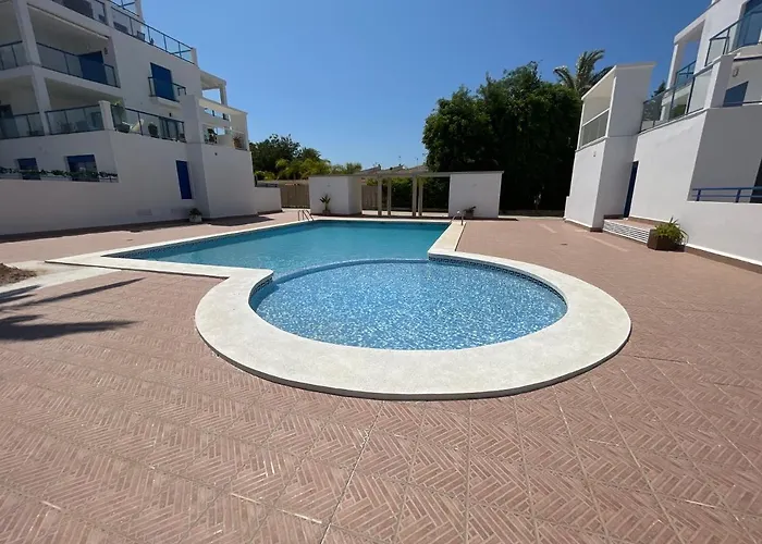 4 Personas, Amplias Terrazas Y 2oo Mt De La Playa